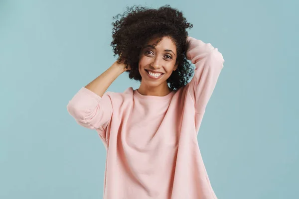 Young Black Woman Curly Hair Smiling Holding Her Head Isolated — Stockfoto