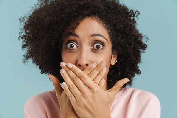 Young Black Woman Covering Her Mouth While Expressing Surprise Isolated — kuvapankkivalokuva