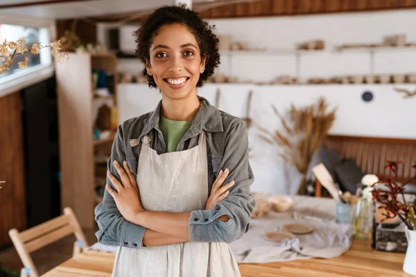 Young Black Ceramist Woman Wearing Apron Smiling While Working Her — Photo