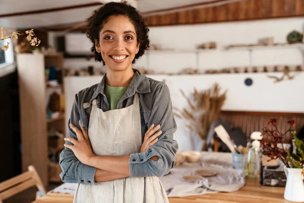 Young Black Ceramist Woman Wearing Apron Smiling While Working Her — ストック写真