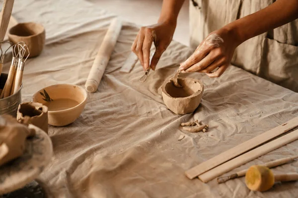 Young Black Ceramist Woman Wearing Apron Sculpting Clay Her Workshop — ストック写真