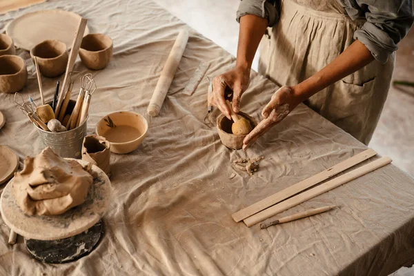 Young Black Ceramist Woman Wearing Apron Sculpting Clay Her Workshop — ストック写真