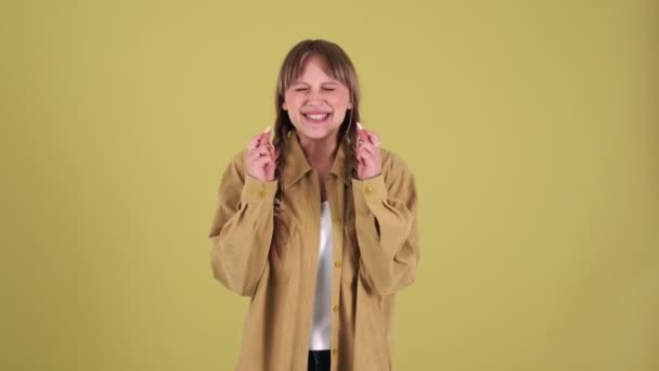 Smiling Blonde Woman Pigtails Hoping Something Isolated Green Background Studio — Vídeo de Stock