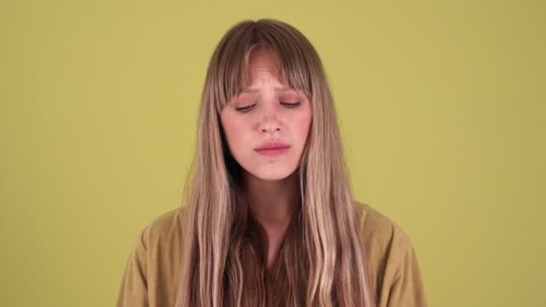 Offended Blonde Woman Looking Camera Isolated Green Background Studio — Stockvideo