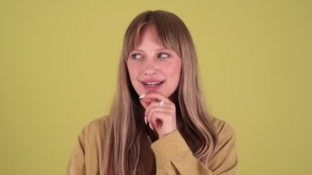 Smiling Blonde Woman Thinking Agrees Isolated Green Background Studio — Stockvideo