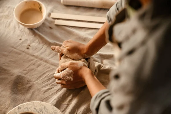 Young Black Ceramist Woman Wearing Apron Sculpting Clay Her Workshop — Foto de Stock