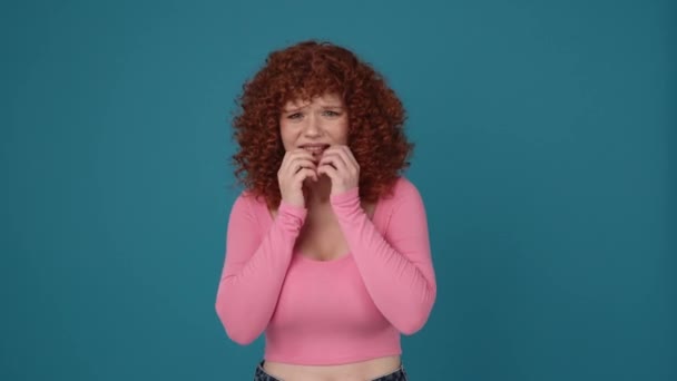 Scared Curly Haired Redhead Woman Wearing Pink Shirt Looking Camera — Stok video
