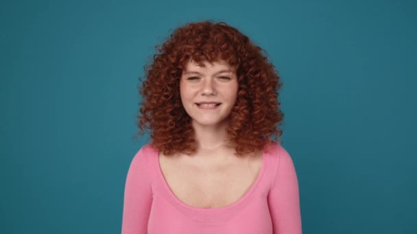Handsome Curly Haired Ginger Woman Wearing Pink Shirt Hoping Something — ストック動画