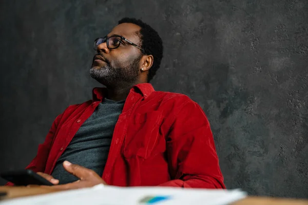Black Man Eyeglasses Using Cellphone While Sitting Desk Indoors — Stock fotografie