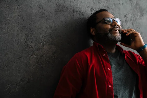 Black Man Eyeglasses Talking Mobile Phone While Leaning Concrete Wall — ストック写真