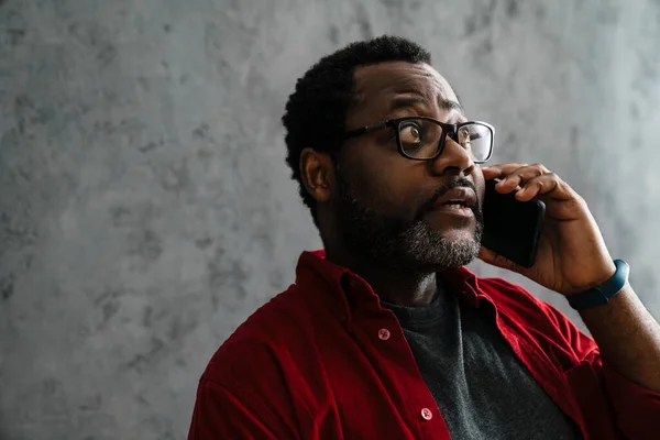 Black Man Eyeglasses Talking Mobile Phone While Standing Concrete Wall — Stockfoto
