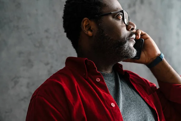 Black Man Eyeglasses Talking Cellphone While Standing Concrete Wall — Stock fotografie