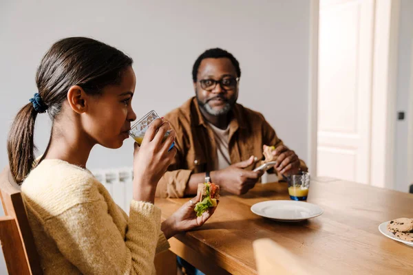Black Bearded Man Smiling While Having Lunch His Daughter Home —  Fotos de Stock