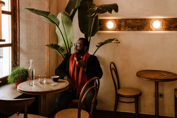 Black Man Talking Cellphone While Drinking Coffee Cafe Indoors — Stock Photo, Image