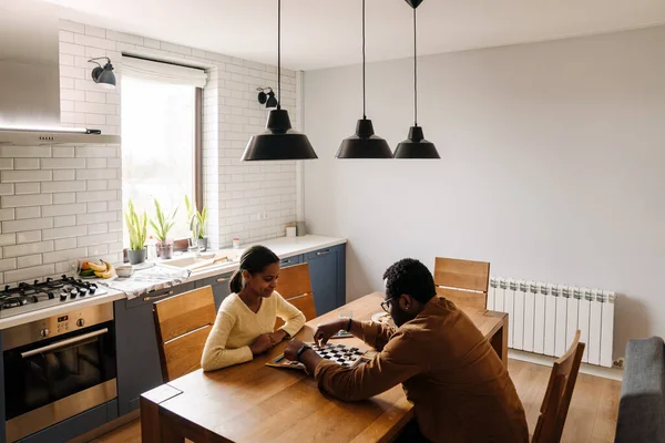 Black Girl Her Father Playing Checkers Kitchen Home — Stock Photo, Image