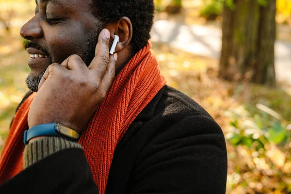 Black Man Listening Music Wireless Earphones While Strolling Park Outdoors — Zdjęcie stockowe