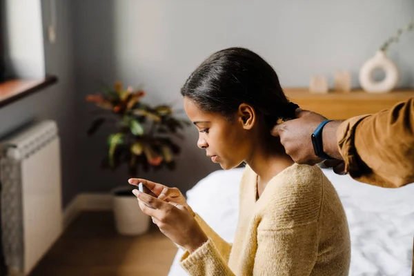 Black Girl Using Cellphone While Father Doing Her Hairstyle Home — Stockfoto