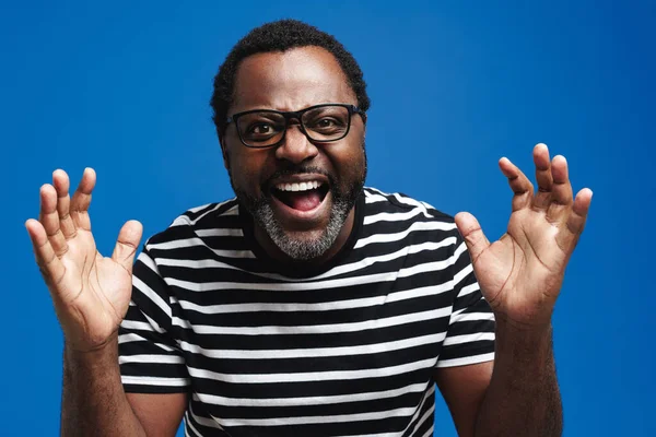 Black Man Eyeglasses Gesturing While Screaming Camera Isolated Blue Background — 图库照片