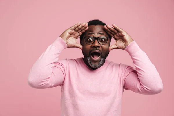 Black Man Eyeglasses Screaming While Expressing Surprise Camera Isolated Pink — Stockfoto