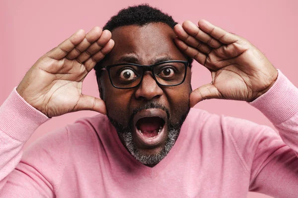 Black Man Eyeglasses Screaming While Expressing Surprise Camera Isolated Pink — 图库照片