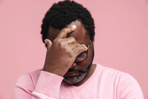 Black Puzzled Man Eyeglasses Thinking While Holding His Head Isolated — ストック写真