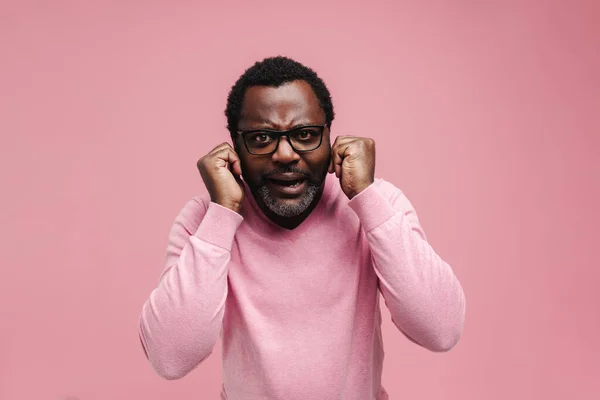 Black Man Eyeglasses Screaming While Expressing Surprise Camera Isolated Pink — Stockfoto
