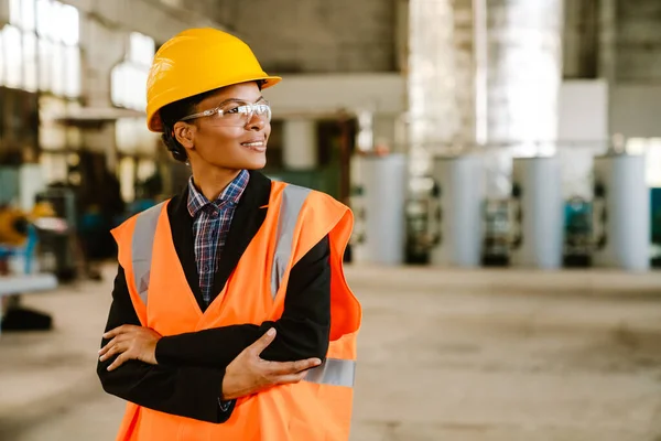 Black Woman Wearing Helmet Vest Smiling While Working Factory — Fotografia de Stock