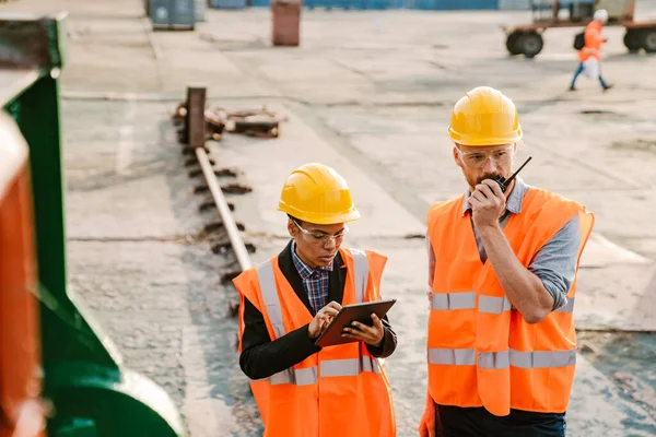 Multiracial Man Woman Wearing Helmets Working Together Port — Fotografia de Stock