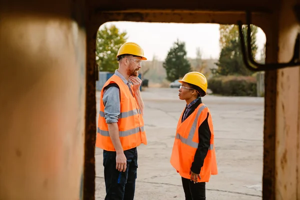 Multiracial Man Woman Wearing Helmets Talking While Working Together Port — Fotografia de Stock