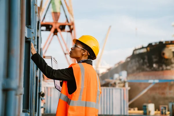 Black Woman Wearing Helmet Vest Working Port Outdoors — Fotografia de Stock