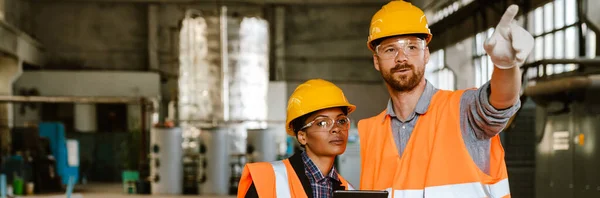 Multiracial Man Woman Protective Clothing Working Together Factory — Fotografia de Stock