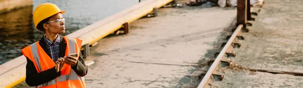 Чернокожая Женщина Шлеме Жилете Мобильным Телефоном Время Работы Порту — стоковое фото