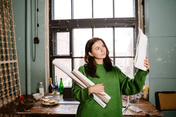 Young White Woman Wearing Sweater Examining Her Drawings Her Studio — Foto de Stock