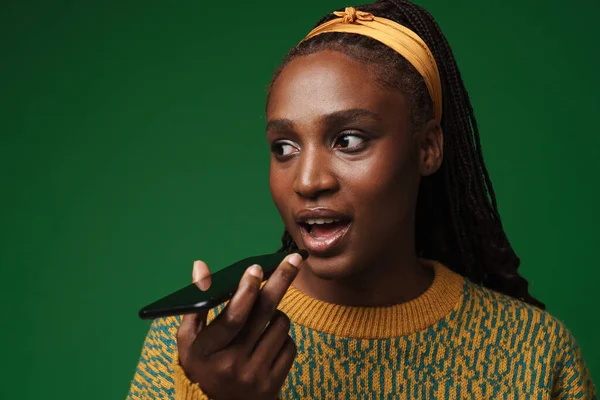 Black Young Woman Pigtails Talking Cellphone Isolated Green Wall — Zdjęcie stockowe