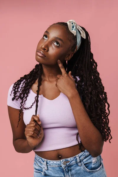 Black Young Woman Pigtails Pointing Finger Her Cheek Isolated Pink — Fotografia de Stock