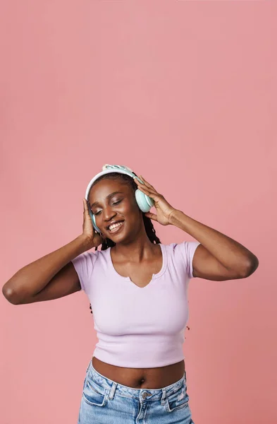Black Young Woman Smiling While Listening Music Headphones Isolated Pink — Stock Fotó
