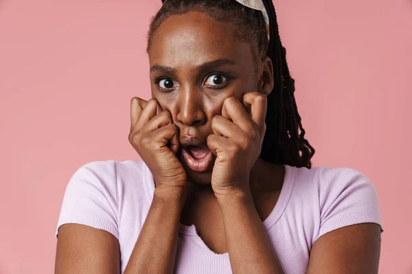 Black Young Woman Pigtails Expressing Surprise Camera Isolated Pink Wall — kuvapankkivalokuva