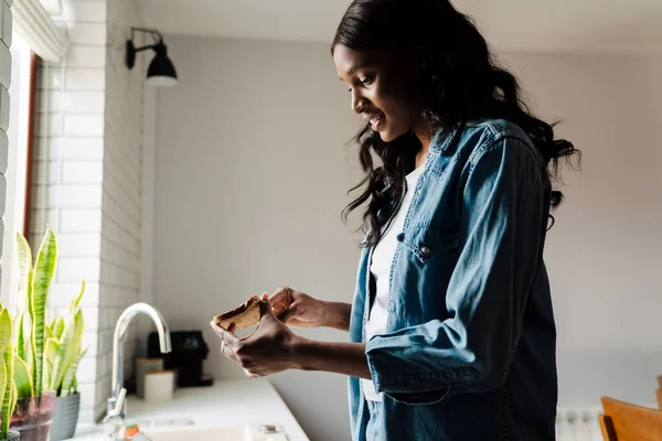 Black Young Woman Smiling While Cooking Kitchen Home — Stok Foto