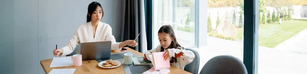 Asian Woman Working Laptop While Her Daughter Doing Homework Home — Stock Photo, Image