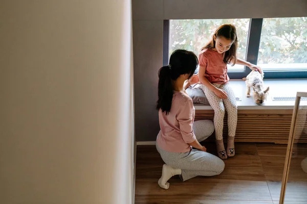 Asian Girl Petting Her Dog While Spending Time Mother Home — Fotografia de Stock