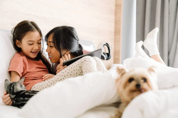 Asian Mother Daughter Using Tablet Computer While Sitting Bed Home — Foto de Stock