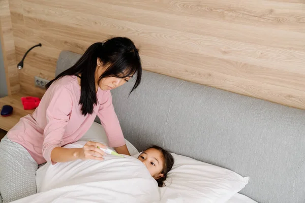Asian Woman Taking Care Her Daughter Flu Home — Stok fotoğraf