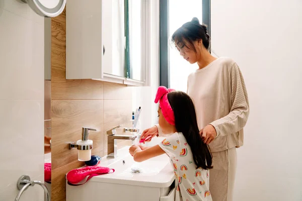 Asian Girl Brushing Her Teeth Mother Bathroom Home — Stockfoto