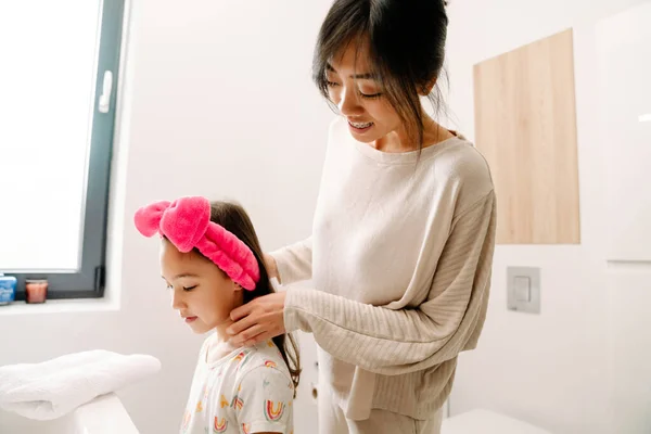 Asian Mother Her Daughter Standing Together Bathroom Home — Stockfoto