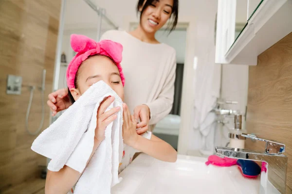 Asian Girl Wearing Headband Washing Mother Bathroom Home — Stock Fotó