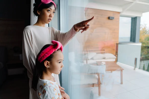 Asian Woman Her Daughter Looking Out Window Together Home — Fotografia de Stock