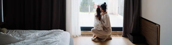 Asian Woman Her Daughter Looking Out Window Together Home — Stockfoto