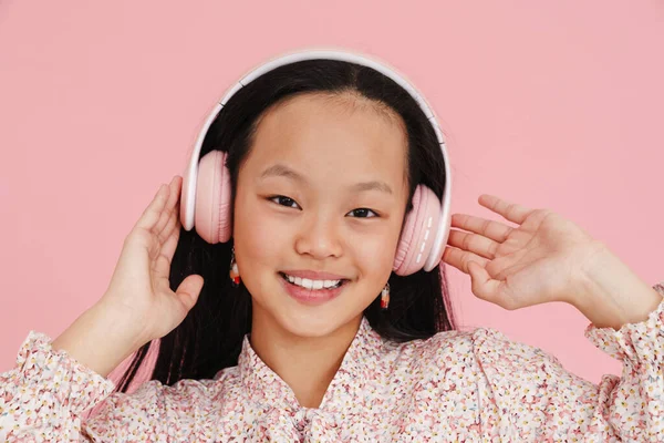 Asian Girl Smiling While Listening Music Headphones Isolated Pink Background — Foto de Stock