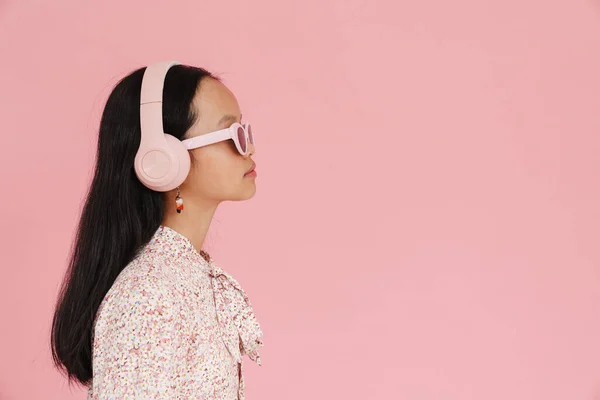 Asian Girl Wearing Sunglasses Listening Music Headphones Isolated Pink Background — 图库照片