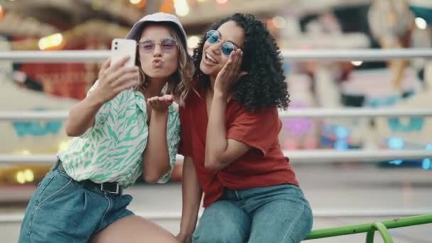 Δύο Ευτυχισμένες Πολυεθνικές Νεαρές Γυναίκες Που Φορούν Γυαλιά Ηλίου Βγάζοντας — Αρχείο Βίντεο